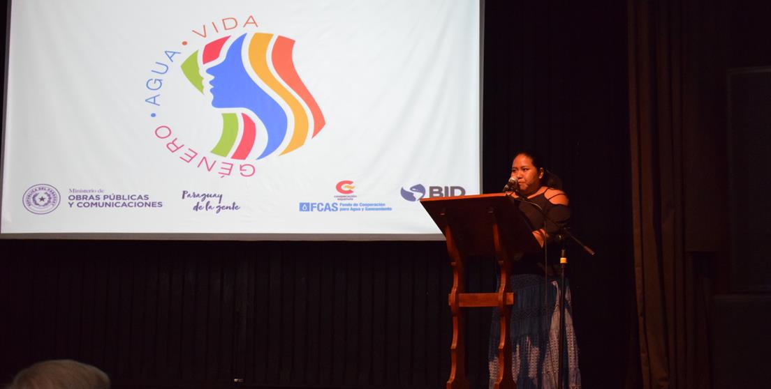 Mujer indígena participante en el evento